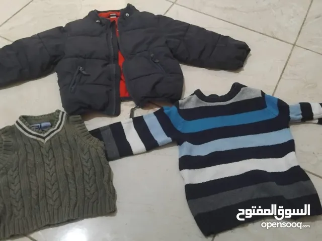 ملابس ولادي 200 قطعه عمر من سنه إلى 4 سنين وبنطلون بناتي 50 قطعه من عمر 12 إلى 16 للبيع