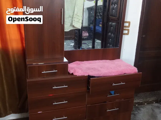 موجود غرفة نوم مع توابعها بحالة ممتازة