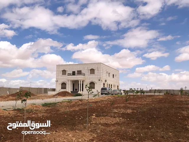 فيلا ومزرعة 5 دونومات للبيع في الموقر