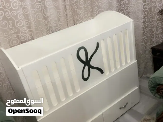 تخت بيبي خشب زان بحال الجديد للبيع