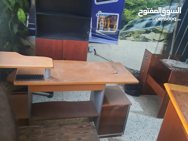 للبيع اثاث مكتبي مستعمل   دولاب ارشيف ومكتب استقبال وطاوله  استقبال