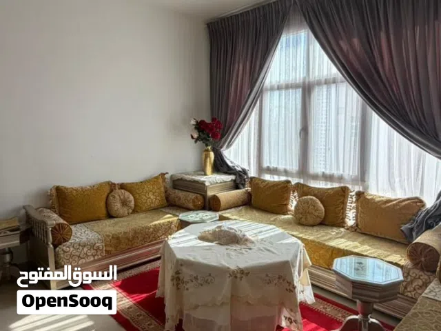 غرفة معيشة مع طاولة