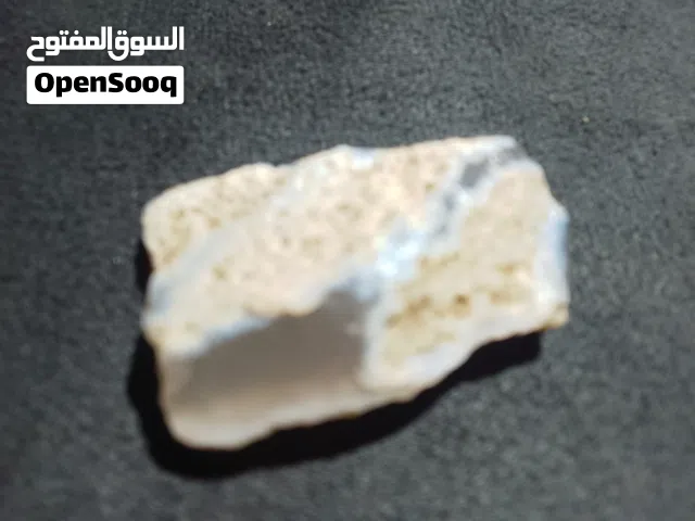 احجار كريمة ايضا يوجد قطعة حجر الزمرد