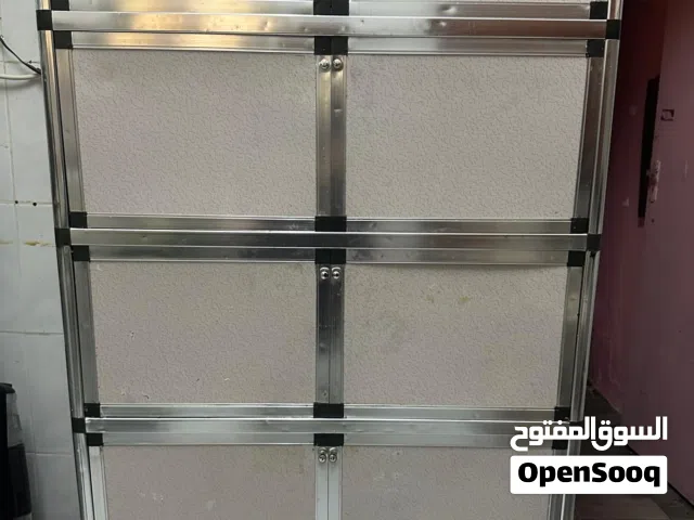 خزانة مطبخ مكونة من خمس رفوف بحالة ممتازة  بيعة سريعة بسبب السفر النهائي