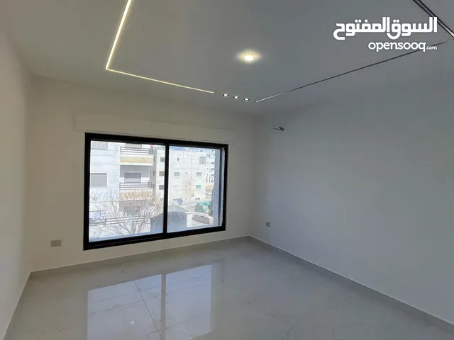 شقة ارضية مع مدخل خاص و ترس في البنيات قرب مدارس الحضارات