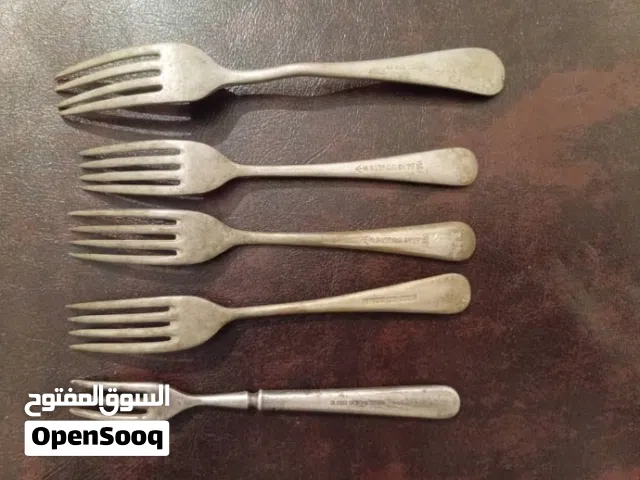 مجموعة من شوك المائدة القديمة عايهن تواريخ