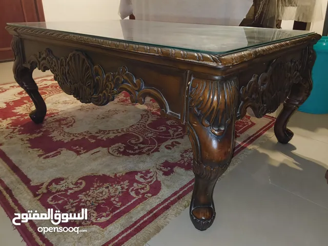 طاولة خشب وسط قوية جداً مع زجاجها للبيع