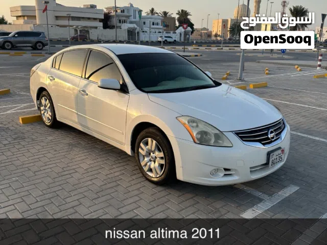 2011 نيسان التيما Standard