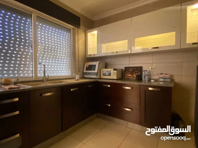 شقة فارغه للبيع من المالك مباشرة طابق ثاني بحي الرونق خلف النادي الاهلي . Apartment for sale.