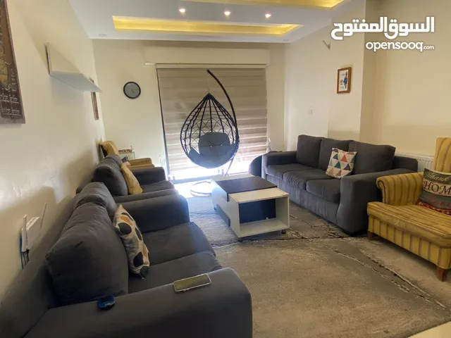 غرف نوم وطقمين جلوس وصوبتين وتلفزيون وغرفة ماستر وغرفتين شباب وخزانة مع رف