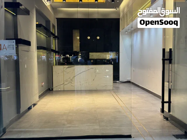 للبيع محل خلو في موقع مميز – شارع خليفة، مدينة العين (باركن كافتيريا الملاح)