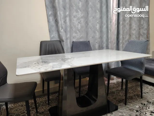 طاولة سفرة مع ست مقاعد إسعمال اقل من شهرين