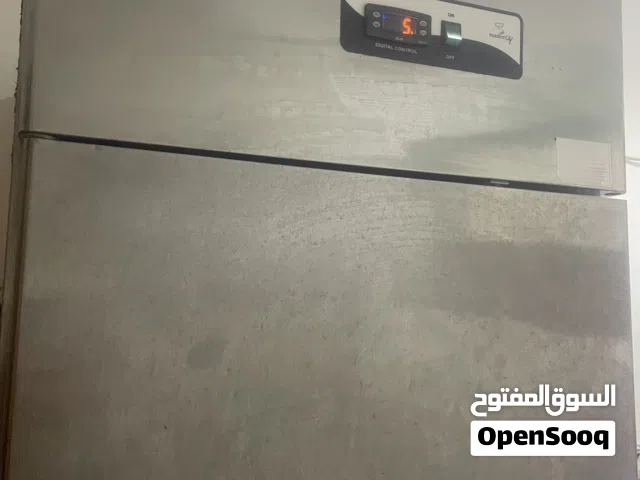للبيع ثلاجه استخدام خفيف شغاله مافيها شي