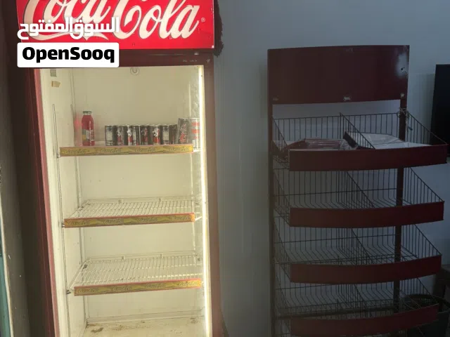 ثلاجة كولا وكاونتر وستناد شيبس وكراسي تفصيل حديد من النوع القوي مع الفرش و 3 شاشات جيقارد 43 بوصه