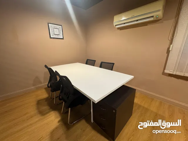 مكتب راقي للإيجار – موقع مميز في بوشر - بناية بنك ظفار Office for Rent – Prime Location in Bousher