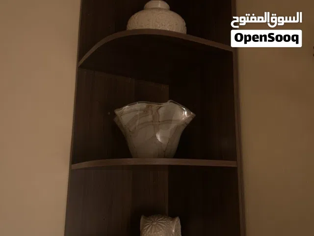 مزهريات مع زاوية رفوف نظيفة جداً