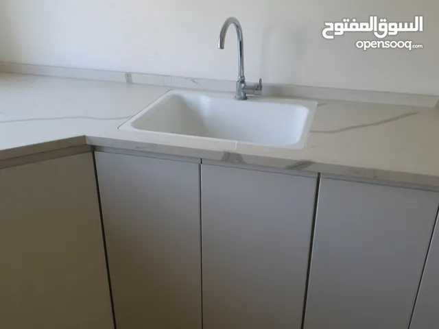 للبيع: مجلى وخزائن مطبخ خشب أبيض بحالة ممتازة!