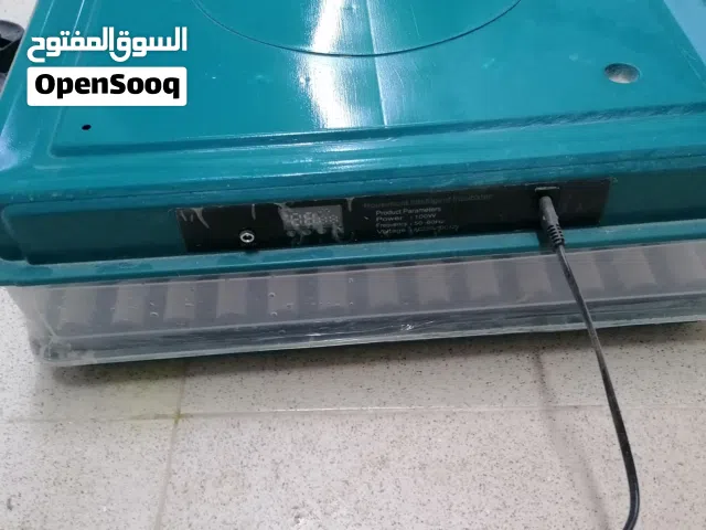 فقاسة للبيع شغالة كل شي مضبوط فيها سعتها 130 بيضة مستخدمة شهرين فقط سبب البيع