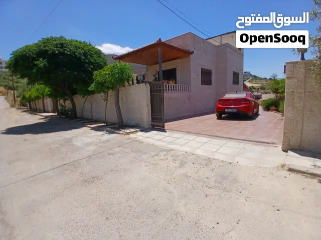 منزل شبه فيلا للبيع في ماحص قرب القصور الملكية يحتاج لموافقة أمنية عند الشراء