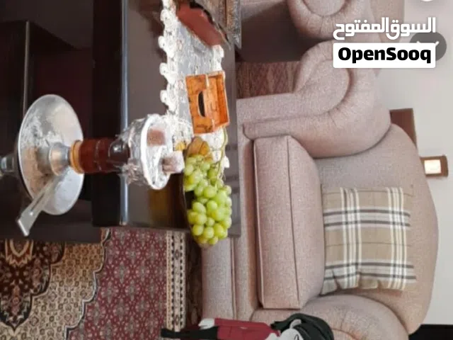طقم كنب خشب زان تقيل للبيع مع سجاد عجمي