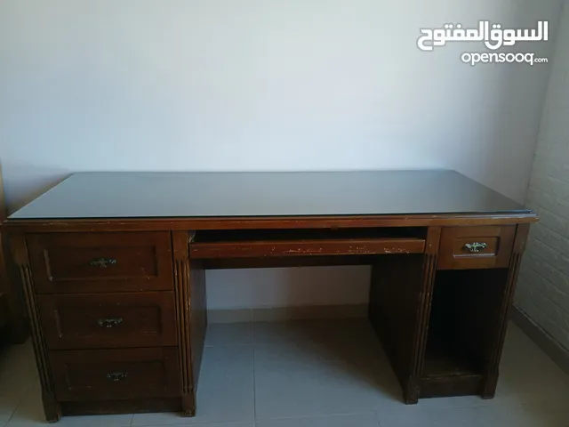 مكتب وخزانه فوق المكتب
