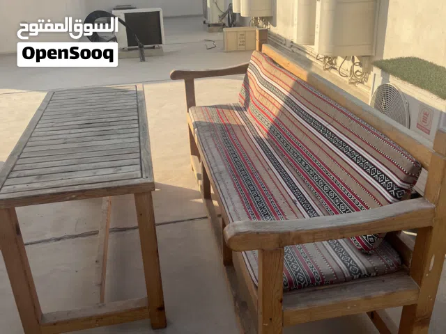 كرسي خشب صنع بحريني مع طاوله