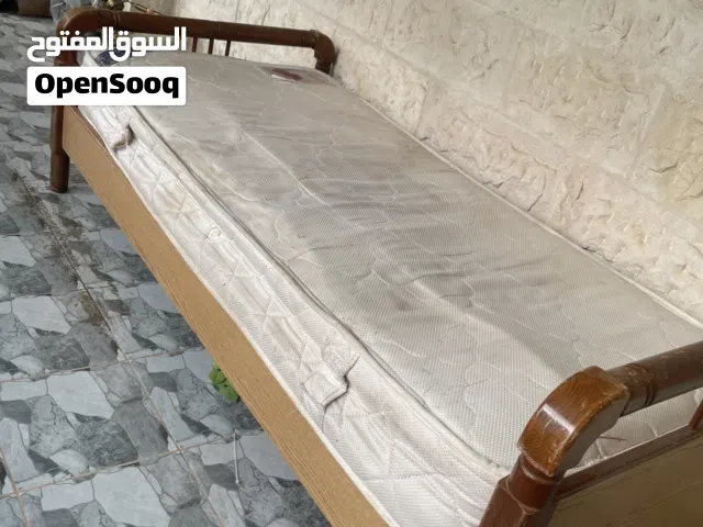 سرير مفرد بحالة جيدة