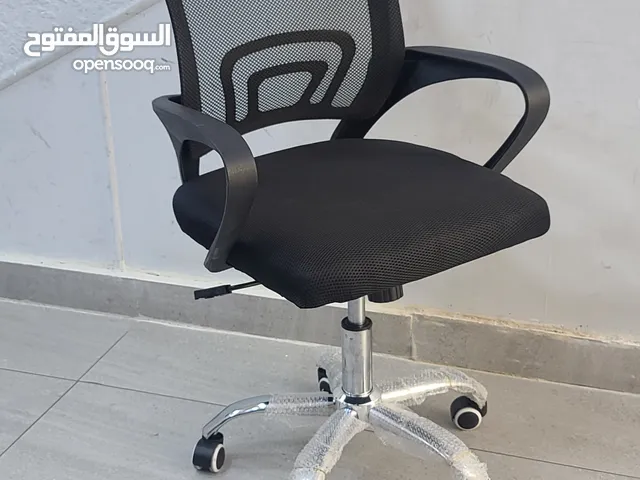 كرسي اداري لغرفة الاجتماعات بتصميم داكن مريح مخصص للمكاتب وقاعات الاجتماعات والتوصيل مجاني