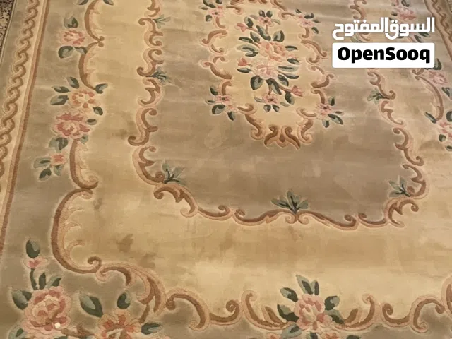 فرشة إيرانية للبيع طولها 3,85 وعرضها 2,76 استعمال نظيف شبه جديد للبيع بغرض السفر