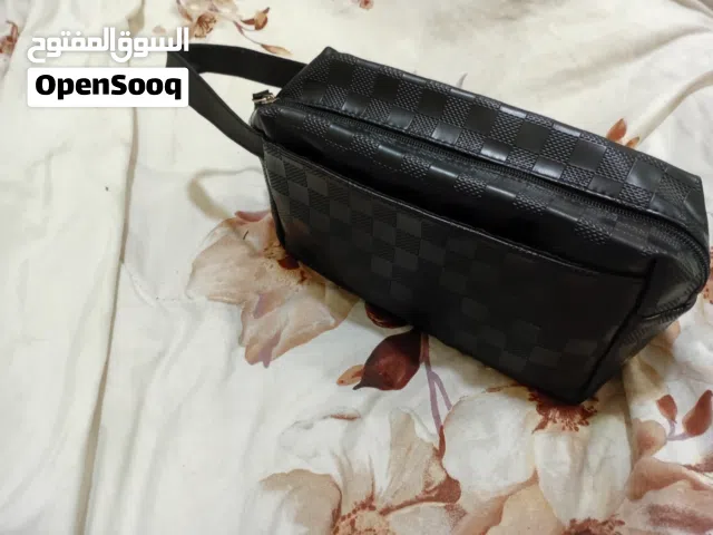 شنطه يد حجم متوسط الون الاسود
