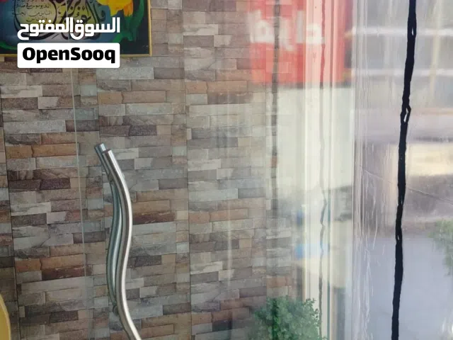 باب جام مع يده