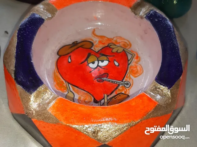 أنواع صحون السجائر وصحون التقديم وأواني الزينة المصنوعة يدويًا، مرسومة بتقنية الألوان المائية والغو