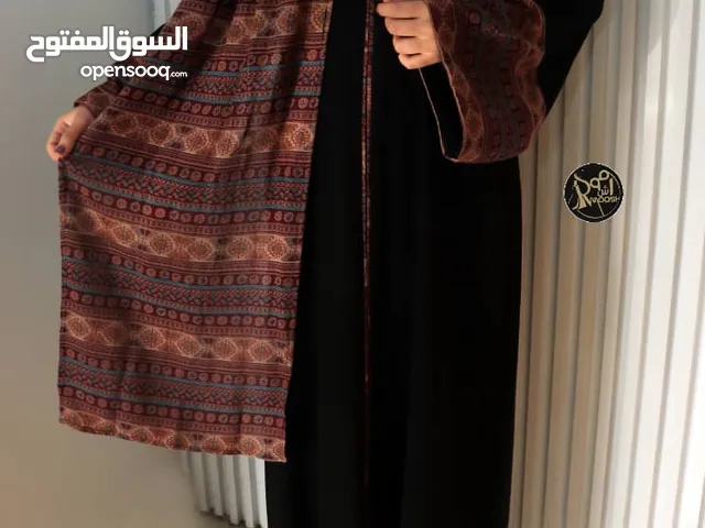 * عباية ماريا *عبايات ماريا جميلة أمام العباية على طولها وجميلة بتطريزها الجميل الموجود بال