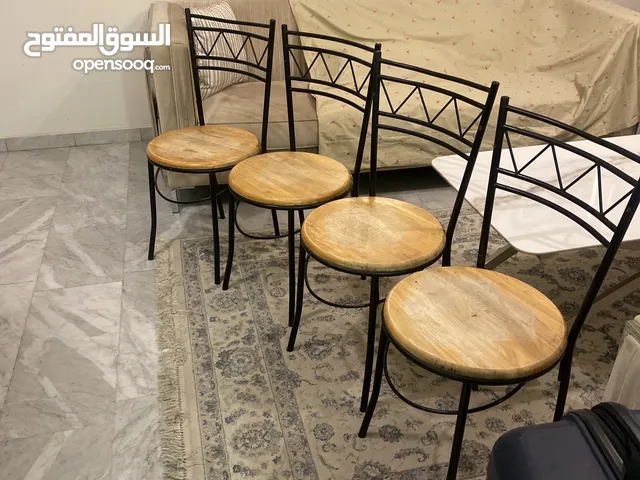 اربع كراسي طاولة خشب وحديد. 25 دينار للاربعه