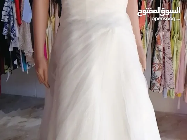 فستان عروس للبيع بسعر مغري