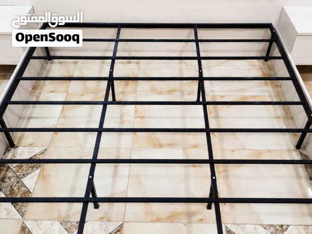 سرير حديد جديد وقوي، تصميم عملي ومرتب