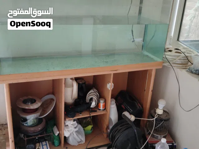 للبيع حوض سمك مع طاولته شغال من افضل مايكون