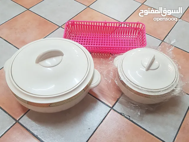 2 food containers New