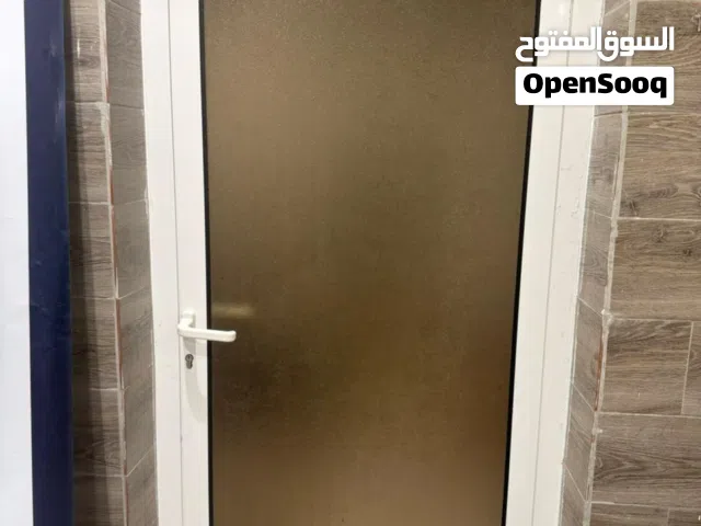 ابواب المنيوم شبه جديدة + حاجز بارتشن حديد ليزر