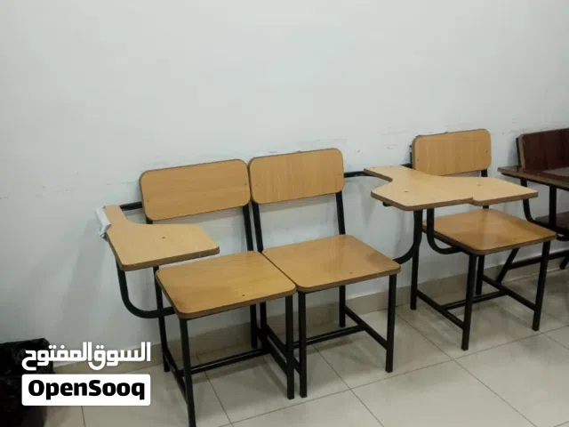 مقاعد خشب دراسية مع طاوله بحاله ممتازة