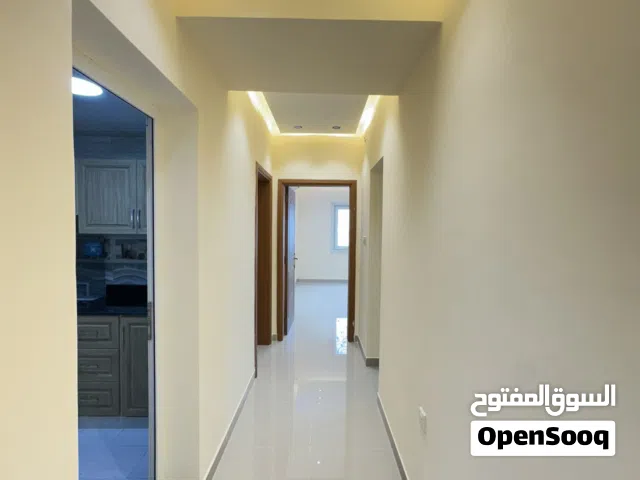 شقة مميزة بموقع ممتاز سوق الخوض للبيع