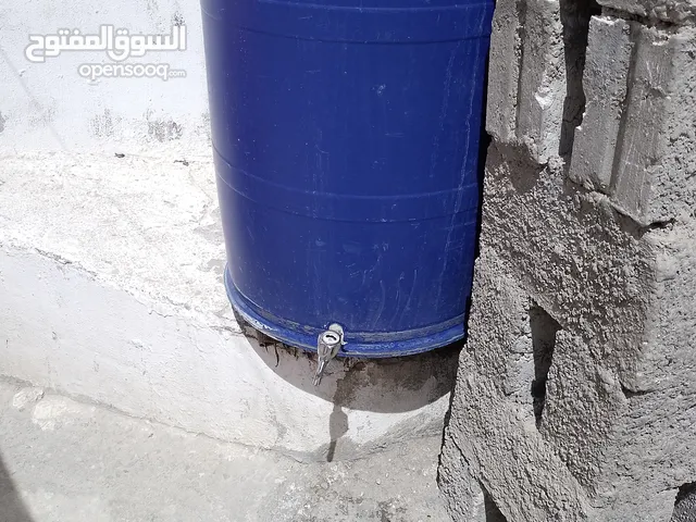 برميل مياه نظيف راكب في حنفيه