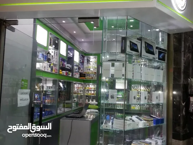 محل للبيع او الضمان بكامل ديكوره وبسعر مغري جدا فرصة استثمارية ممتازة ديكور جاهز بشكل كامل