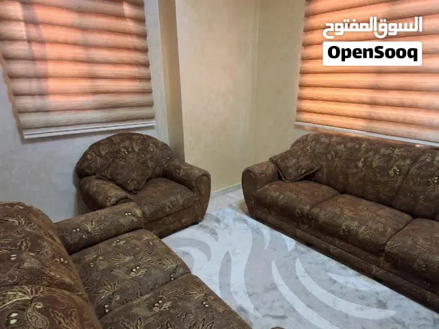 طقم كنب مكون من 8 مقاعد بحاله ممتازة جدا