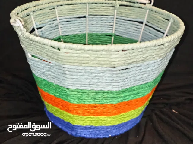 سلال قش رتان ديكور الهيكل معدني نظام دلو مع مقبض لوضع بشاكير حمام و ازهار و اكسسوارات واغراض بازار