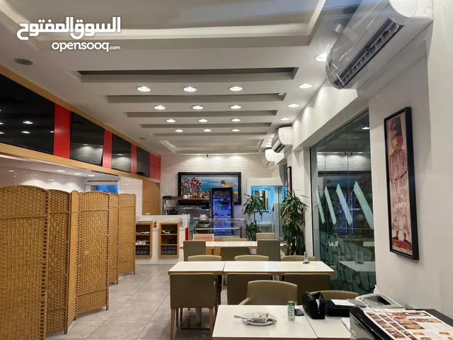 مطعم و مقهى لبناني كامل التجهيزات في موقع مميز في شارع الخوض شغال بمدخول جيد للبيع بسبب عدم التفرغ .