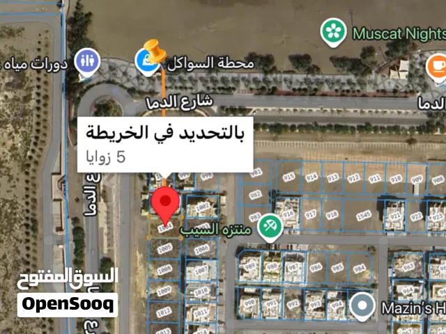 ارض في سور ال حديد بولاية السيب على اول خط شارع رئيسي بالقرب من البحر والكورنيش خلفها المركز الصحي .