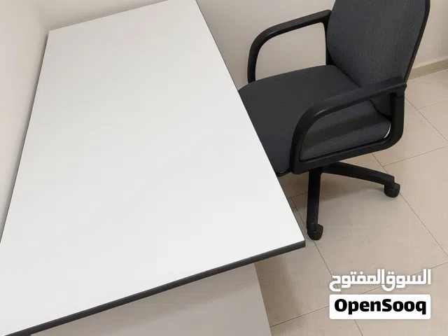 للبيع: مكتب واسع + كرسي مكتبي مريح