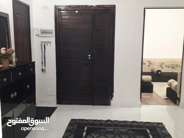 شقة مصينة و مفروشة بأثاث كامل