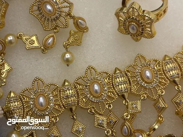 لمسه من الفخامه :طقم اكسسوار ذهبي جميل لجمالك الفريد  A touch of luxury: a golden accessories